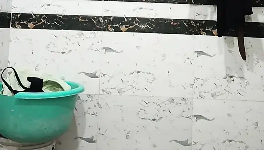 Priya bhabi güzel vücut gösterisi