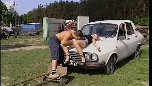 Güzel azgın sürtük arkadaşı tarafından sikildiğinde tatmin oldu