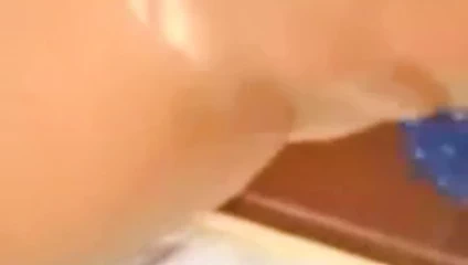 kız ayakta ve squirting onu KEDİ boşaltma