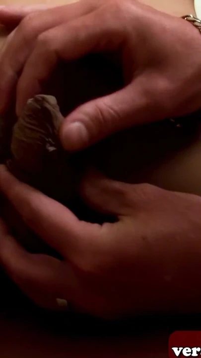 Zayıf Asyalı ladyboy otelde prezervatifsiz anal sikiliyor | Bölüm 1