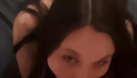 Gülümseyen sürtük ifşa olmak istedi - göğüsleri eşek kedi lanet