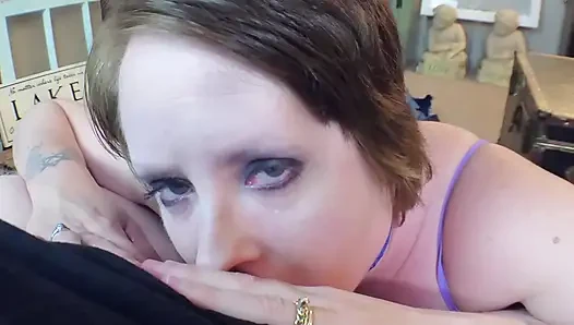 Ateşli kısa saçlı büyük memeli orta yaşlı seksi kadın emiyor ve büyük bir yüze boşalma için sikişiyor!