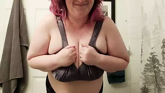 Bol milf elbisesinin altında ne olduğunu ortaya çıkarır