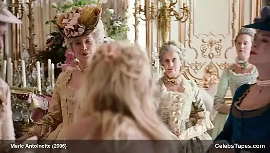 Kirsten Dunst götünü gösteriyor