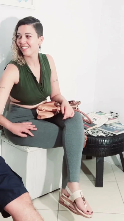 Resepsiyonda aletini çıkardı ve elle işini gördü. | Bölüm 1