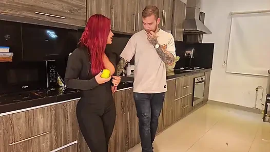 Spor salonu için arkadaşımı almaya gittim ve sonunda üvey erkek kardeşimin yarağını acımasız bir dikkatsizlik içinde yuttum