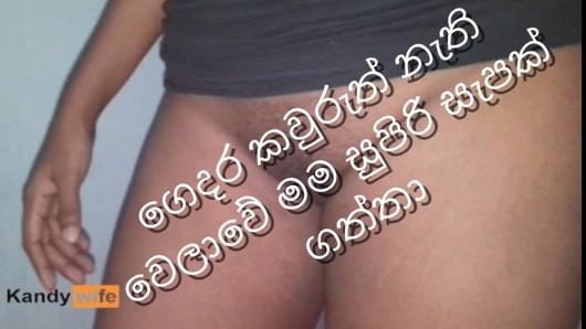 Güzel kız evde kimse yokken mastürbasyon yapıyor