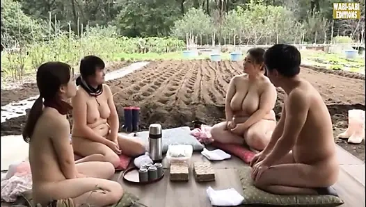 Özgür ruhlu olgun kadınların açık havada yetişkin özgürlüğüne kucak açtığı kırsal kaçış - sahne 4