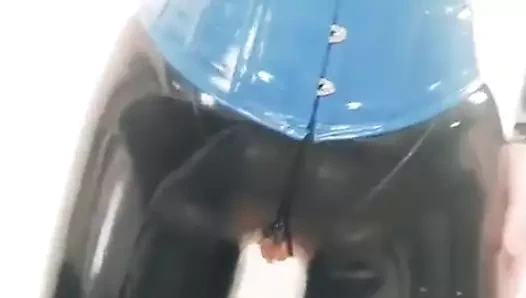 Siyah lateks catsuit ev telefonu selfie videosu