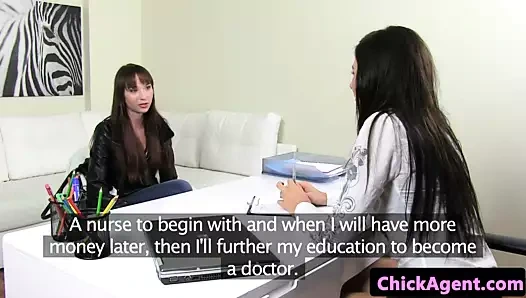 Lezbiyen döküm ajan sikikleri bebek ile strapon