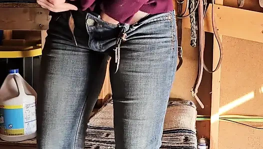 Kızıl saçlı ahırda götünü sikiyor ve amcığı fışkırtıyor