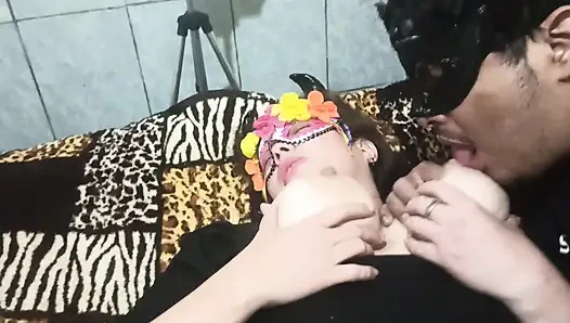 Kocam bana dokunuyor, mastürbasyon yapıyor ve onu göğüslerimle lezzetli bir şekilde emziriyorum