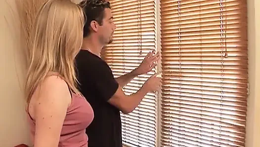 Fransız sarışın sürtükler yatak odasında ateşli anal üçlü sekste büyük yarağı paylaşıyor