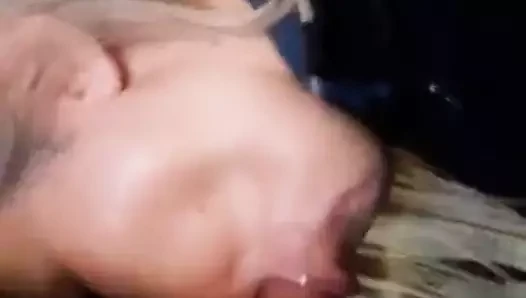 Emmeyi seviyor