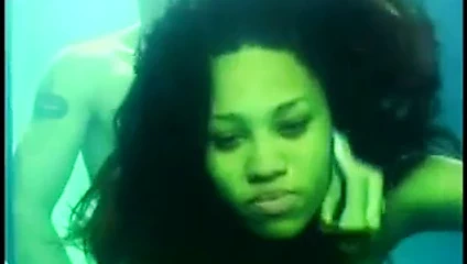 Siyah çift su altında seks