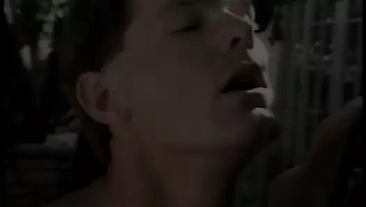 Kıvrımlı vücut ile azgın milf kanepede uzun beyaz bir horoz sürmek