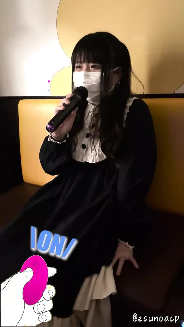 Bakış açısı şehir merkezinde uzaktan seks oyuncağı olan Japon gotik kız