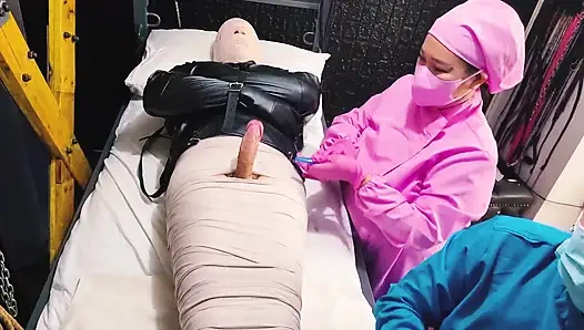 2 sadist hemşire köleye işkence ediyor