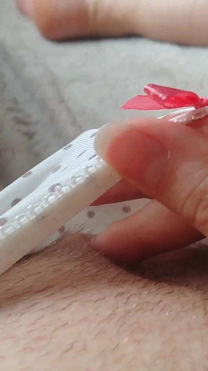 Kıllı amcığı parmaklıyor ve sevimli külotla orgazm oluyor