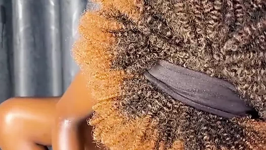 Sert boşalana ve her şeyi sırılsıklam edene kadar ahtapot dildoma biniyorum