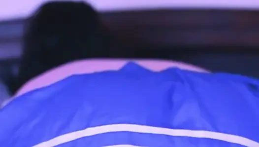 Kız öğrenci üvey erkek kardeşini baştan çıkarıyor ve sert yarağına atlıyor