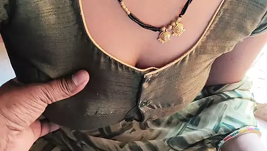 Kayınbiraderi çatıda kıyafetlerini çıkarıyor, onu evin içine aldım, dört ayak üstüne koydum ve siktim