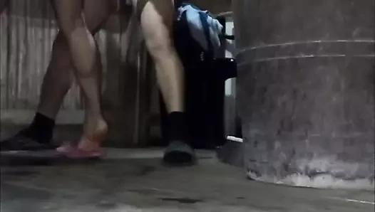 Üvey babamın en iyi arkadaşını o öğle yemeği almaya giderken sikiyorum