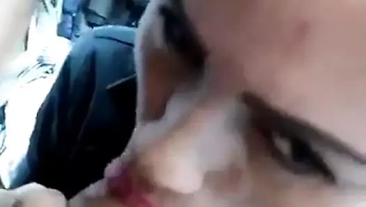 Me la chupa mientras habla con el novio