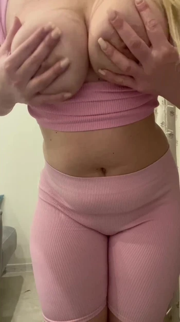 Хорошенькая в розовом показывает для тебя