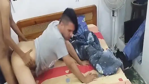 Üvey oğlu komşuyla sikişiyor