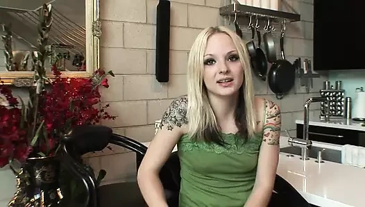 Sarışın kaltak ve küçük göt deliği sikiliyor