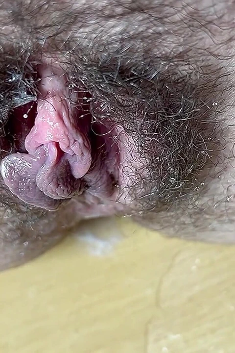 Çılgın amcık bir oyuncakla bağlantı kurarak beni büyük bir fışkırtıyor!