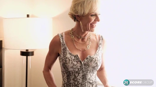 İri göğüslü evli kadın ve anne büyük, genç bir yarağı sikiyor