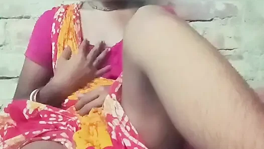 Hintli azgın ev hanımı kremsi kırmızı amcığını parmaklıyor