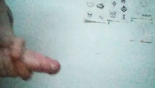 Ayakta ve diz çöküyor, mastürbasyon yapıyor