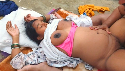 Bahan bhai ke samne aapne kapde utari, Bhai aapne chhote bahan ki chut ki aapni ungliyose ragad raha he - bhabhi showing pussy unknown man.