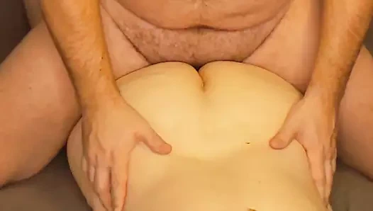 Orta yaşlı seksi kadının sırtına boşalma