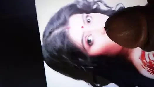 Cum haraç üzerinde seksi dudaklar arasında ena saha