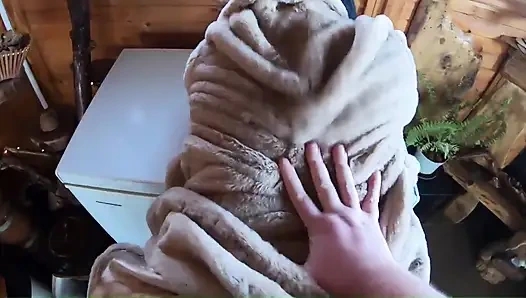 Altın elbise, kürk ve sigara içen kıllı amcık, derin sakso ve buzdolabında sert domaltma