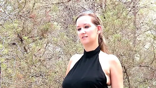 Büyük götlü kız o yarağa binerken göğüslerini sektiriyor