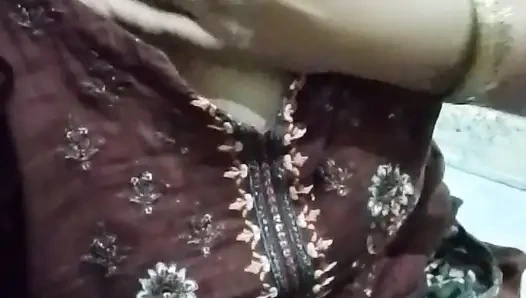 Büyük memeli evli kadın erkek arkadaşını sikişmek için gösteriyor