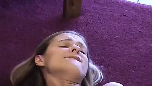 Yaşlı mifl ve çarpıcı sarışın genç kız lezbiyen eyleminde birlikte