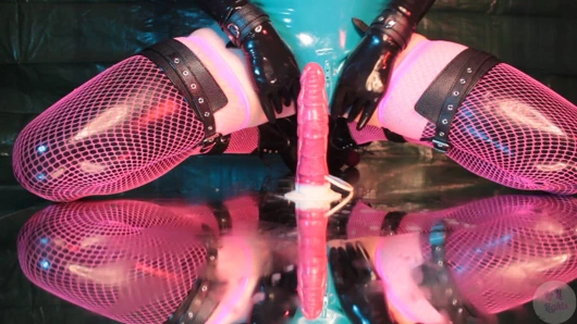 Sarışın kadın kılıklı kadın lateks takım elbisesiyle dildosunun üstüne ilk kez biniyor