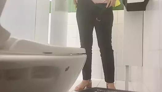 Üvey annem her gece mastürbasyon yapmama izin vermek için banyoda işerken kendini kaydediyor