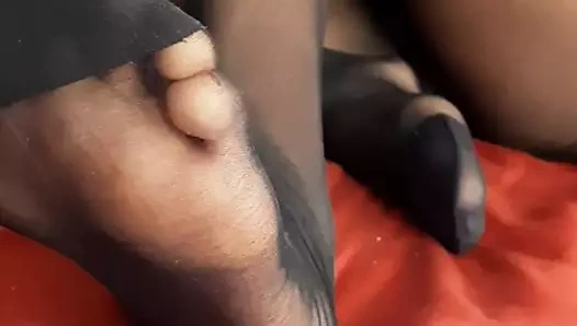 abanoz içinde siyah pantyhose ile güzel küçük ayaklar