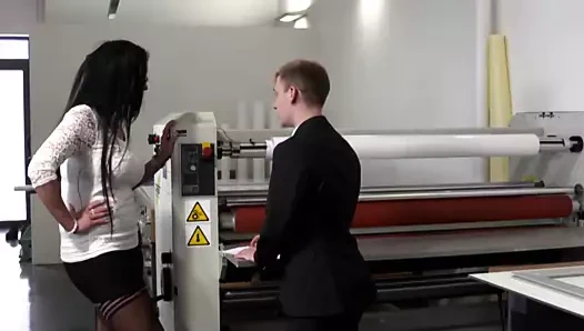 Vivian Skylight in der Druckerei hart gefickt