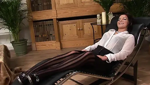 Ateşli büyük memeli esmer için anal seks