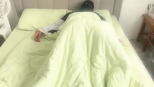 Arap bir kadının yapay penisini buldum ve gerçek bir yarak denemesine izin verdim