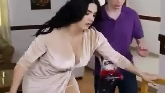 Sıcak milf oğlunun arkadaşını evinde sürükle ve öp