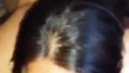 Büyük kahverengi götlü Asyalı sürtük domaltmalı pozisyonda yarak emiyor